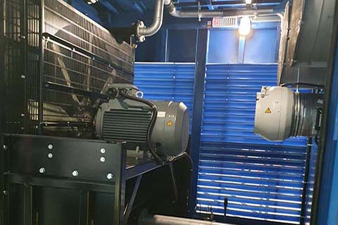 фото - радиатор размещен в отдельном помещении контейнера (выносной радиатор)